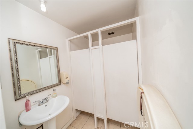 711 W C, Colton CA: https://media.crmls.org/medias/6a069e96-01c8-4728-8093-b9c4ff79cb38.jpg