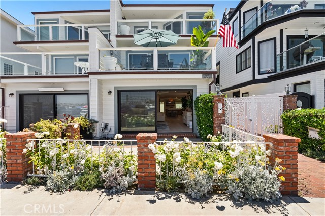 Detail Gallery Image 1 of 37 For 1817 W Bay Ave a,  Newport Beach,  CA 92663 - 2 Beds | 2/1 Baths