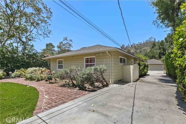 Detail Gallery Image 36 of 38 For 2741 E Glenoaks Bld, Glendale,  CA 91206 - 3 Beds | 2 Baths