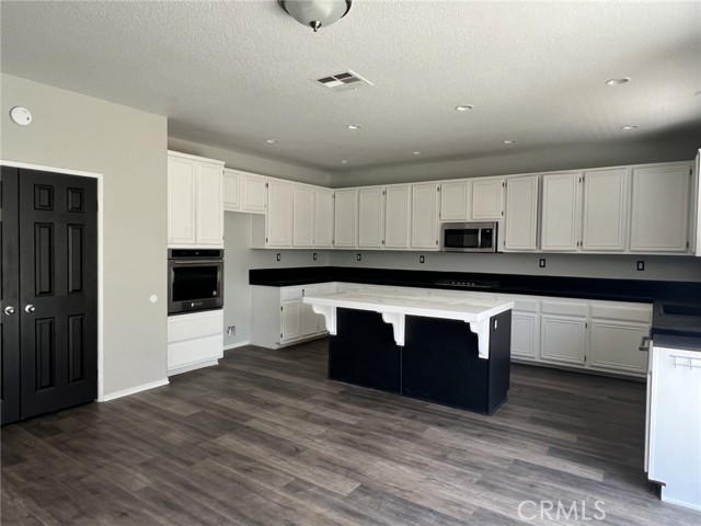 Detail Gallery Image 5 of 17 For 11935 Silver, Jurupa Valley,  CA 91752 - 5 Beds | 2/1 Baths