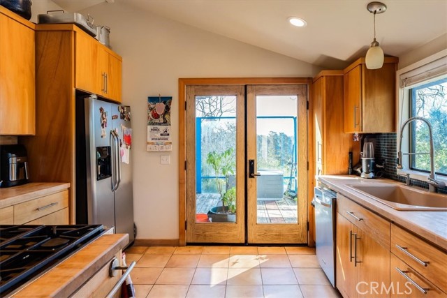 Detail Gallery Image 14 of 55 For 870 Suffolk St, Cambria,  CA 93428 - 3 Beds | 2/1 Baths