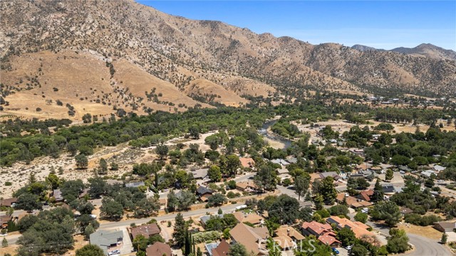 119 Pine Drive, Kernville CA: https://media.crmls.org/medias/6a0ee5c6-4aeb-409d-a5f9-af312ca5e5d1.jpg