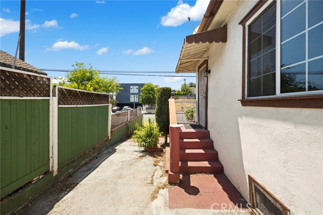 1222 N Virgil Avenue, Los Angeles CA: https://media.crmls.org/medias/6a109d70-4345-4938-9646-ad6fa601d9d7.jpg