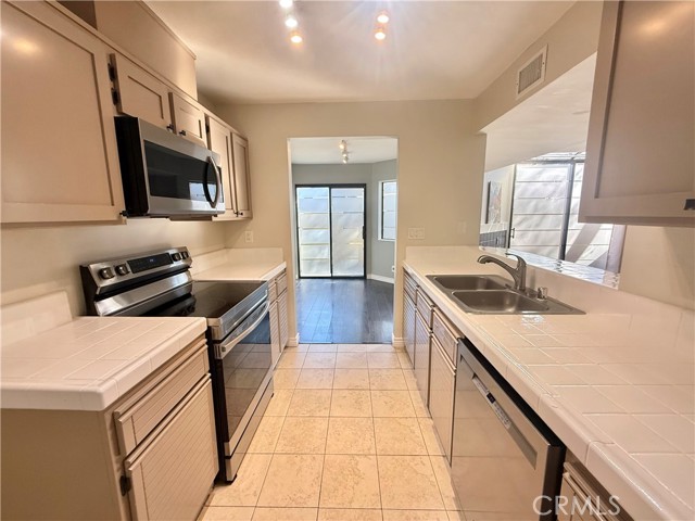 Detail Gallery Image 7 of 32 For 13096 Le Parc #92,  Chino Hills,  CA 91709 - 2 Beds | 2/1 Baths