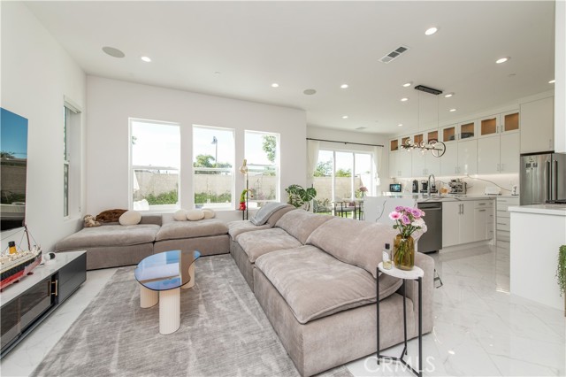 Detail Gallery Image 8 of 39 For 131 Reyes Alley, Lake Forest,  CA 92630 - 5 Beds | 4 Baths