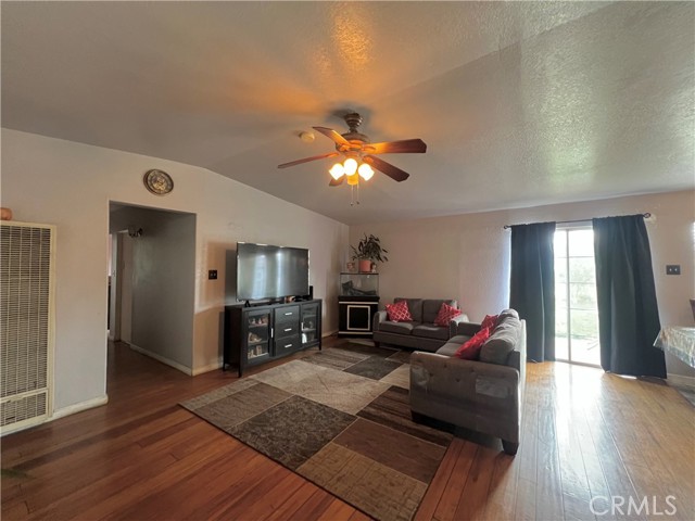 Detail Gallery Image 5 of 23 For 527 E King St, Rialto,  CA 92376 - 3 Beds | 2 Baths