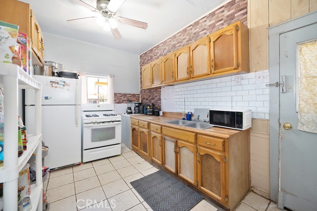 1107 B Street, Brawley CA: https://media.crmls.org/medias/6a1632ad-8ded-445e-b651-7717fb33ff9c.jpg