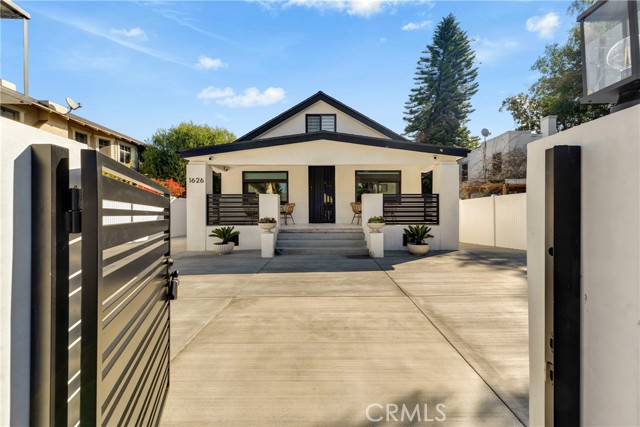 Detail Gallery Image 3 of 46 For 1626 Winona Bld, Los Angeles,  CA 90027 - 5 Beds | 5 Baths