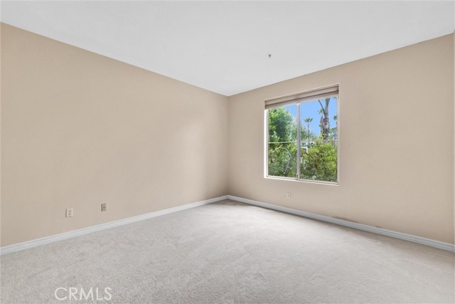 Image 22 of 40 For 2233 Martin  302