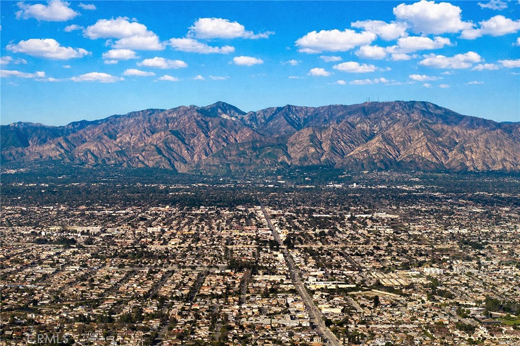 https://media.crmls.org/medias/6a1eb0f3-5cae-4718-9e7c-bbd1bf2f7ce8.jpg?preset=X-Large