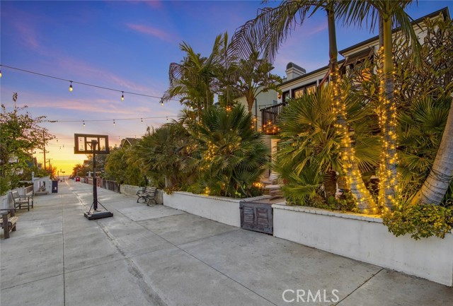 413 9th Street, Manhattan Beach, California 90266, 6 Bedrooms Bedrooms, ,5 BathroomsBathrooms,Residential,Sold,9th,SB22214108