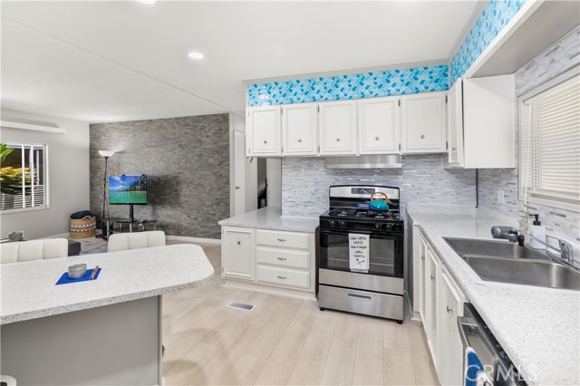 Detail Gallery Image 4 of 38 For 881 Lake Street, Hemet,  CA 92544 - 2 Beds | 2 Baths