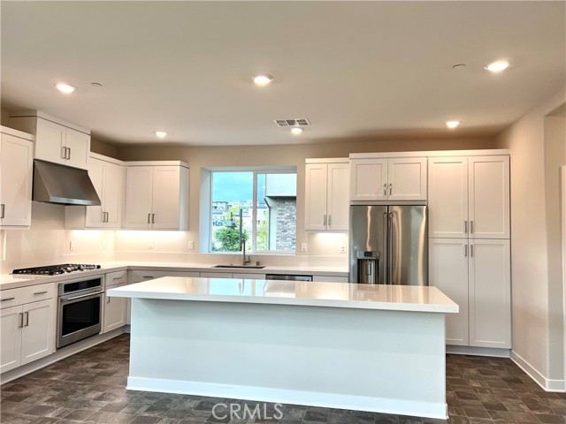 Beautiful Kitchen with Huge Island!