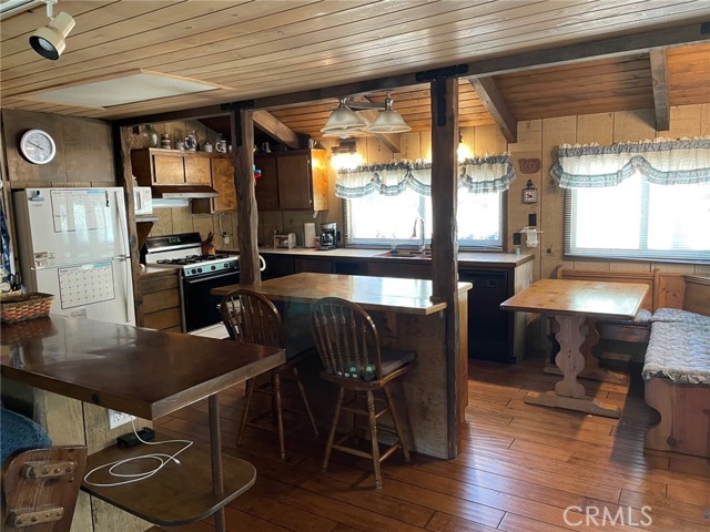 Detail Gallery Image 11 of 29 For 320 Starvation Flats Rd, Big Bear Lake,  CA 92315 - 4 Beds | 2 Baths