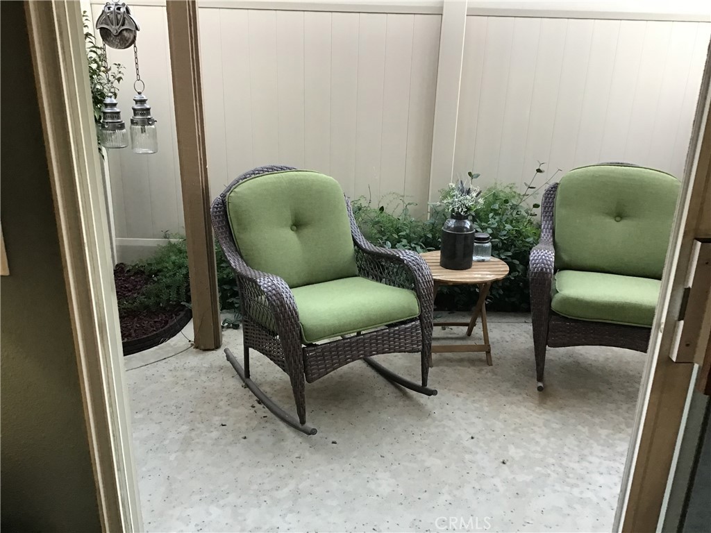 https://media.crmls.org/medias/6a2717fd-697a-457e-94f8-63714b5dd719.jpg?preset=X-Large