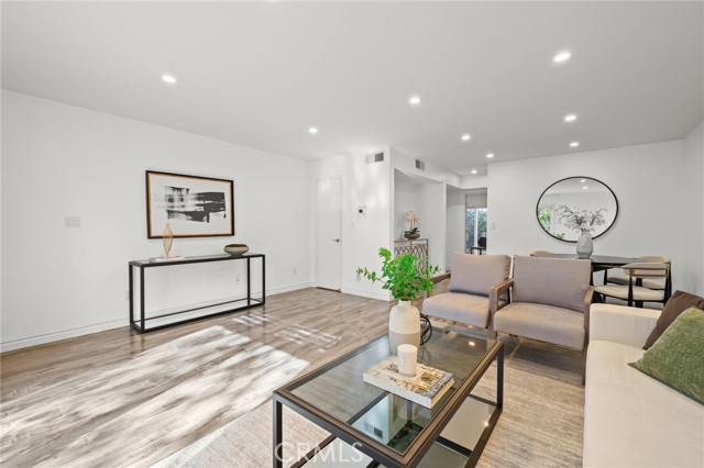 Detail Gallery Image 10 of 45 For 5017 Cartwright #3,  North Hollywood,  CA 91601 - 4 Beds | 2/1 Baths