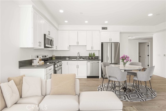 11714 Archwood Street, North Hollywood CA: https://media.crmls.org/medias/6a30b72f-b116-4548-95c1-223fda5b71ef.jpg