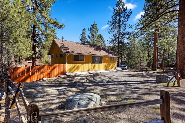 Detail Gallery Image 3 of 32 For 990 Lark Rd, Wrightwood,  CA 92397 - 3 Beds | 2 Baths