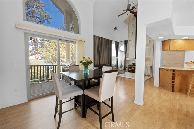 38512 North Shore Drive, Fawnskin CA: https://media.crmls.org/medias/6a332118-c333-492f-871f-cdc4e5bb7a45.jpg