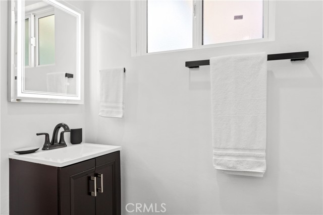 Detail Gallery Image 10 of 22 For 6535 Mary Ellen Ave, Valley Glen,  CA 91401 - 3 Beds | 2/1 Baths