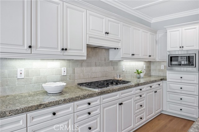 9 Whitford, Irvine CA: https://media.crmls.org/medias/6a3603f7-6fe6-43c5-a9c3-fd2a5b193794.jpg