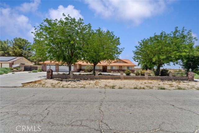 Detail Gallery Image 2 of 45 For 43949 Ryckebosch Lane, Lancaster,  CA 93535 - 5 Beds | 3 Baths