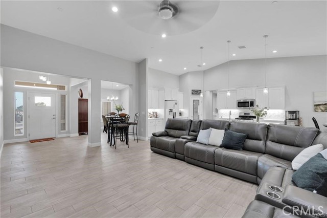Detail Gallery Image 6 of 22 For 18950 Pachappa Rd, Apple Valley,  CA 92307 - 4 Beds | 3/1 Baths