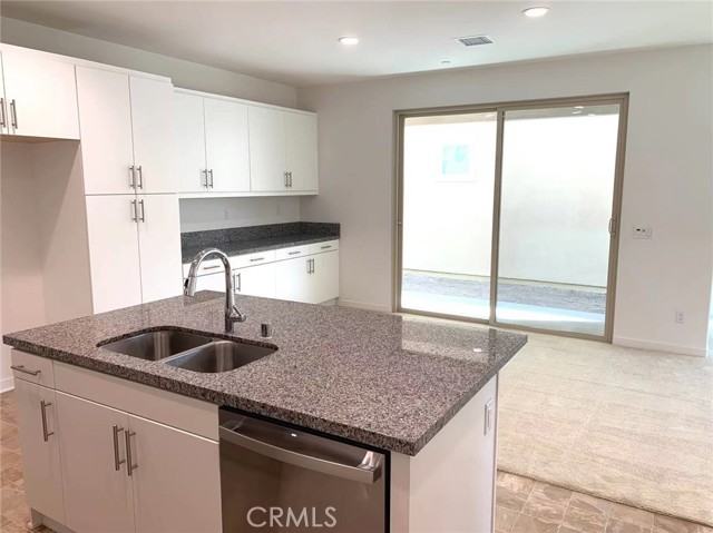 6938 Stonecrop Lane, Fontana CA: https://media.crmls.org/medias/6a3a8234-0280-4108-901d-9262d3a832a1.jpg