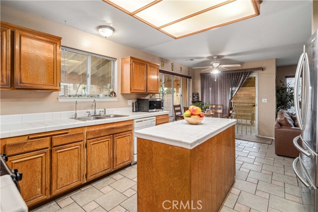 Detail Gallery Image 13 of 48 For 1806 E Mesa Dr, Lancaster,  CA 93535 - 4 Beds | 3 Baths