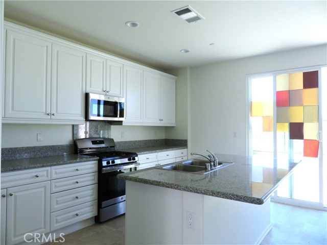 Detail Gallery Image 5 of 39 For 29157 Sunforest, Lake Elsinore,  CA 92530 - 3 Beds | 2/1 Baths