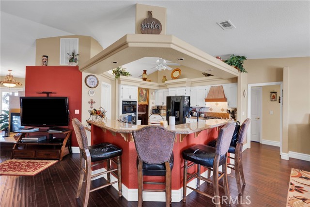 12958 Ranchero Road, Oak Hills CA: https://media.crmls.org/medias/6a3ee81f-5a9d-4315-850e-1bd2af0b3f4d.jpg