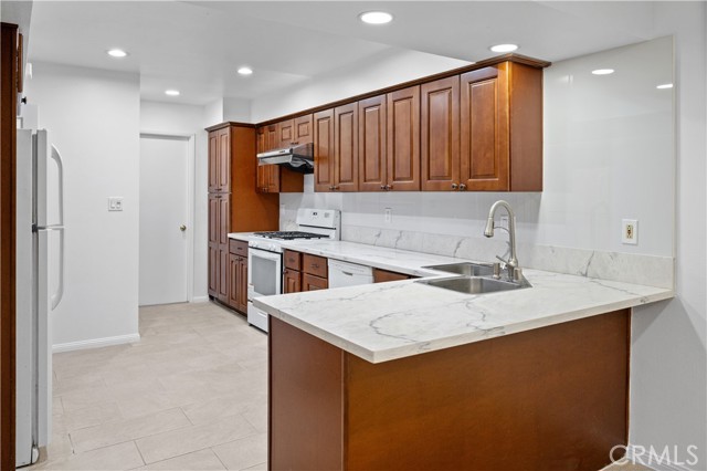 Detail Gallery Image 12 of 18 For 24 Lancewood Way, Irvine,  CA 92612 - 3 Beds | 3 Baths