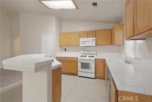 Detail Gallery Image 7 of 29 For 11017 Tipperary Dr, Bakersfield,  CA 93311 - 4 Beds | 2 Baths