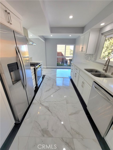 Detail Gallery Image 4 of 23 For 17148 Escalon, Encino,  CA 91436 - 4 Beds | 2/1 Baths