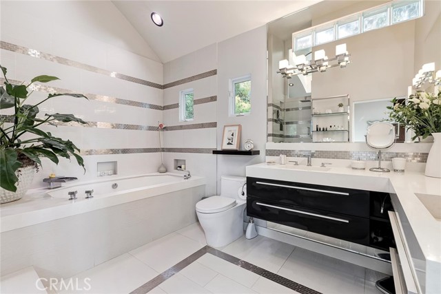 Detail Gallery Image 14 of 25 For 8374 Yucca Trl, Los Angeles,  CA 90046 - 4 Beds | 3/1 Baths