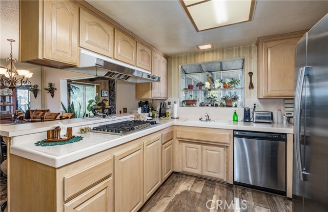 2242 Oak Crest Drive, Riverside CA: https://media.crmls.org/medias/6a488f41-2e81-4235-a3f9-e7e932c8a61e.jpg