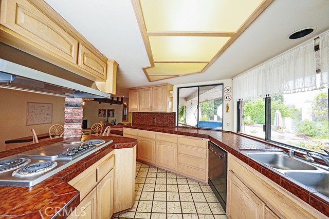 9752 Rangeview Drive, Santa Ana CA: https://media.crmls.org/medias/6a4a08c1-af8f-454b-b2e1-ac2ee9b88ade.jpg