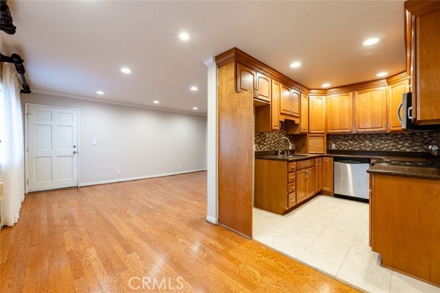 Detail Gallery Image 9 of 23 For 1015 E Spazier Ave #105,  Burbank,  CA 91502 - 2 Beds | 2 Baths