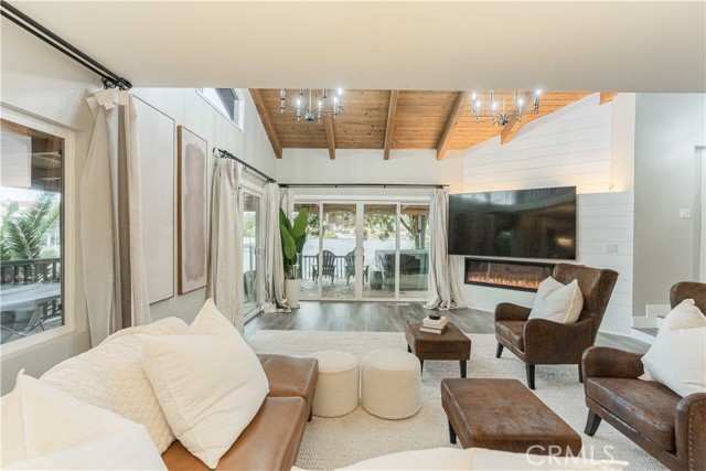 Detail Gallery Image 13 of 69 For 22294 Whirlaway Ct, Canyon Lake,  CA 92587 - 3 Beds | 2 Baths