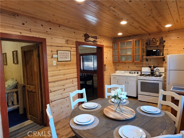 Detail Gallery Image 9 of 12 For 344 Edgemoor, Big Bear Lake,  CA 92315 - 2 Beds | 1 Baths