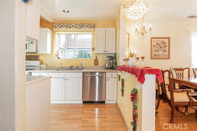 Detail Gallery Image 8 of 29 For 11020 Scoville Ave, Sunland,  CA 91040 - 3 Beds | 2 Baths