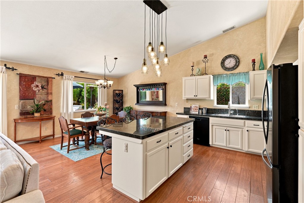 https://media.crmls.org/medias/6a573ca8-39d4-4b5d-8d29-efa6bd74baec.jpg?preset=X-Large