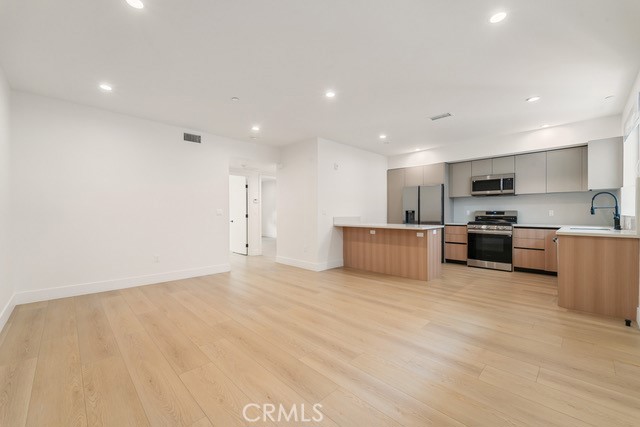 Detail Gallery Image 9 of 20 For 7510 Sepulveda Bld #102,  Van Nuys,  CA 91405 - 3 Beds | 2 Baths