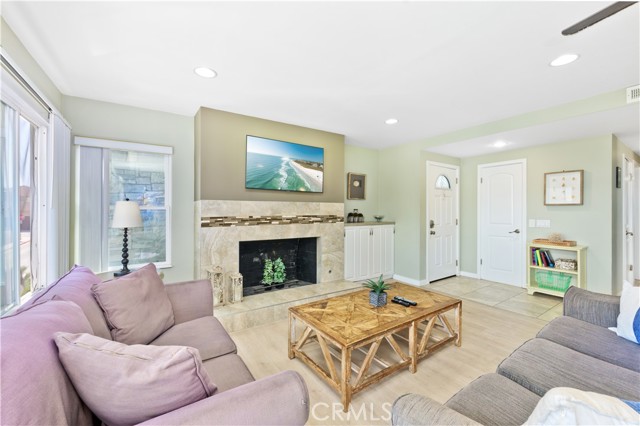 Detail Gallery Image 5 of 15 For 119 46th St "Upper" #B,  Newport Beach,  CA 92663 - 3 Beds | 2 Baths