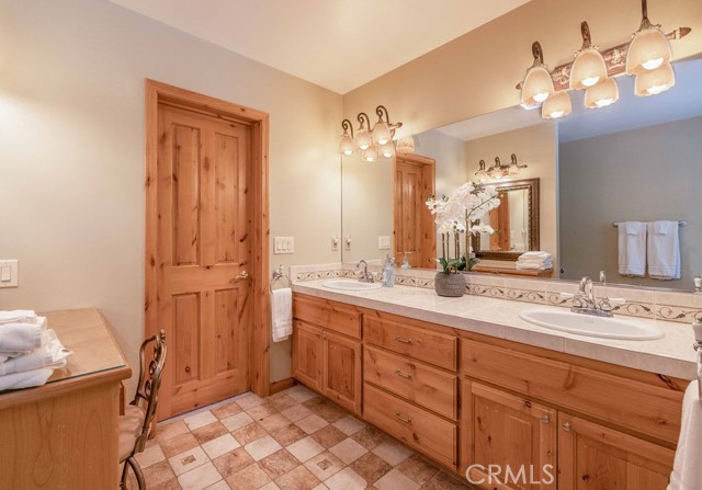 Detail Gallery Image 22 of 50 For 305 Starlight Cir, Big Bear Lake,  CA 92315 - 3 Beds | 2/1 Baths