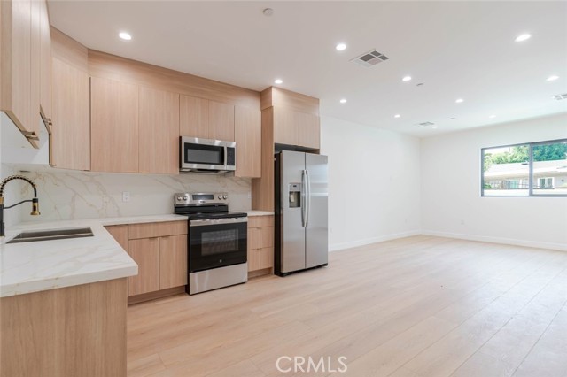 Detail Gallery Image 10 of 21 For 6217 Sylvia Ave, Tarzana,  CA 91335 - 3 Beds | 2 Baths