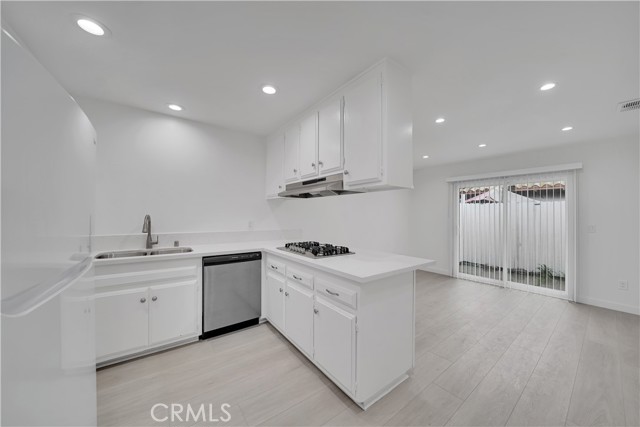 Detail Gallery Image 3 of 18 For 16722 Goldenwest #1,  Huntington Beach,  CA 92647 - 3 Beds | 1/1 Baths