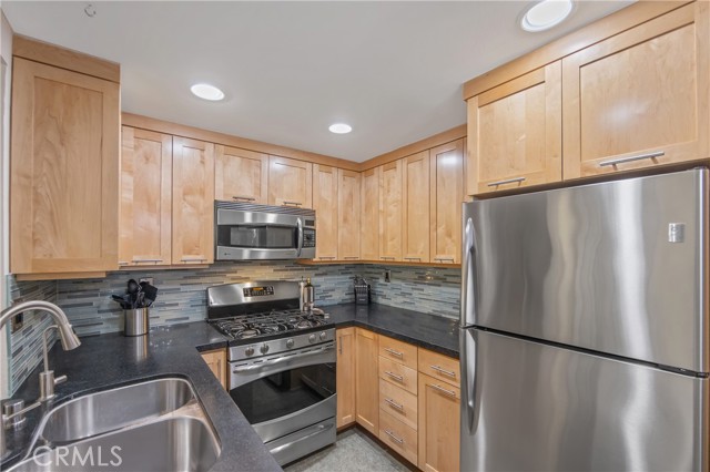 Detail Gallery Image 11 of 35 For 23933 Del Monte Dr #19,  Valencia,  CA 91355 - 2 Beds | 2 Baths