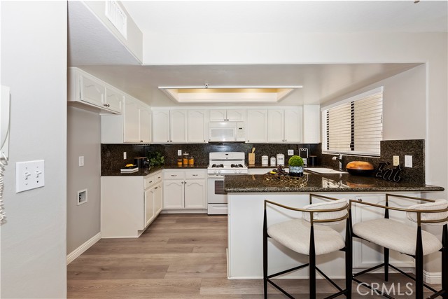 Detail Gallery Image 11 of 43 For 536 E Magnolia Bld #105,  Burbank,  CA 91501 - 3 Beds | 2/1 Baths