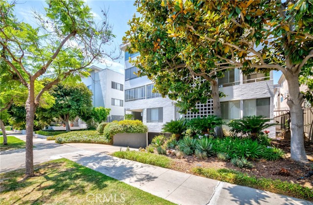 Detail Gallery Image 1 of 19 For 419 N Oakhurst Dr #202,  Beverly Hills,  CA 90210 - 2 Beds | 3 Baths